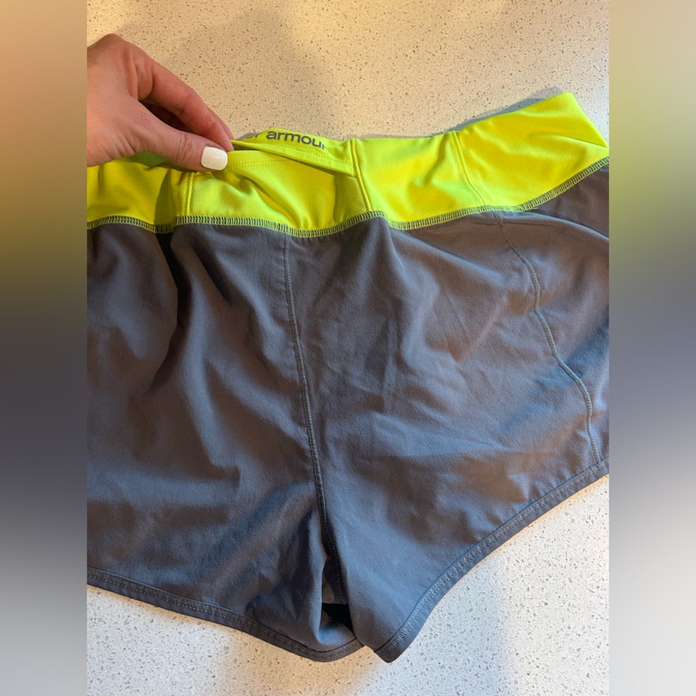 Under Armour running shorts *EUC* - heat gear- size large - Picture 4 of 7
